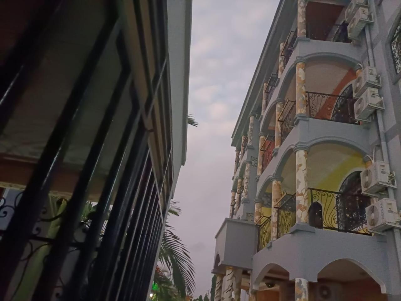 Residence Ambassa Etienne & Therese Yaoundé エクステリア 写真